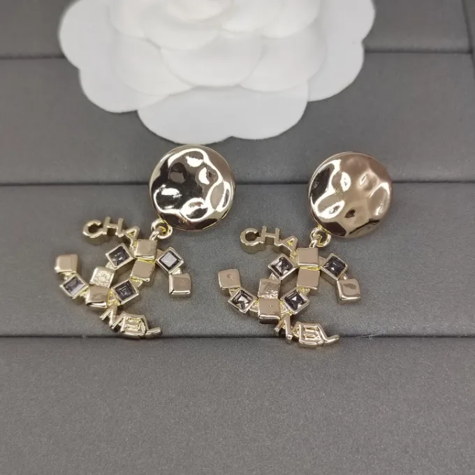 耳元で揺れるキラキラ フェミニン ピアス