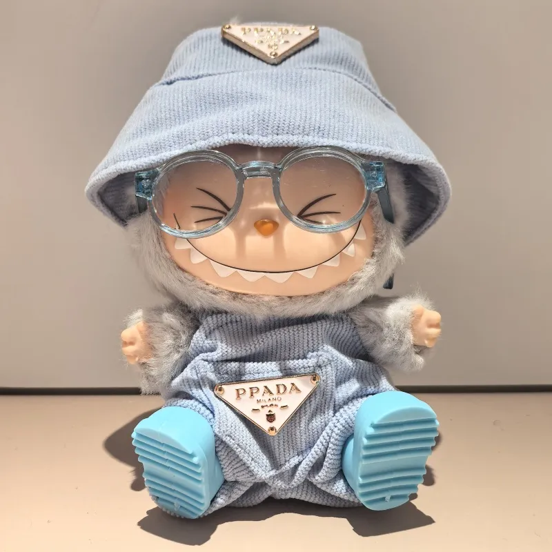 目立つ 質感のいい おしゃれ キュート 4点セット labubuぬいぐるみペンダント 服