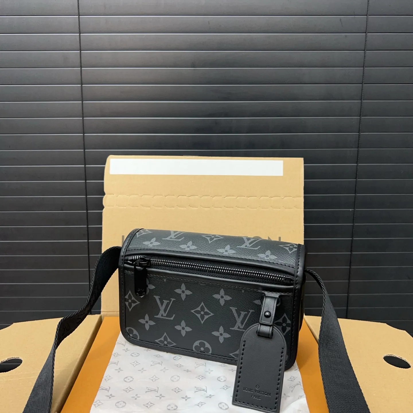 高級感 コンパクトサイズ クラシック ファスナー開閉 バッグ