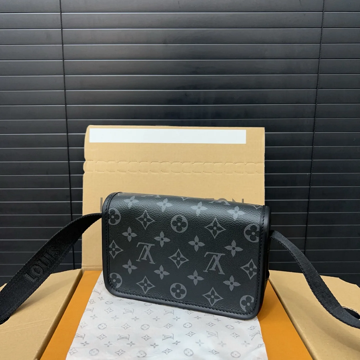 高級感 コンパクトサイズ クラシック ファスナー開閉 バッグ